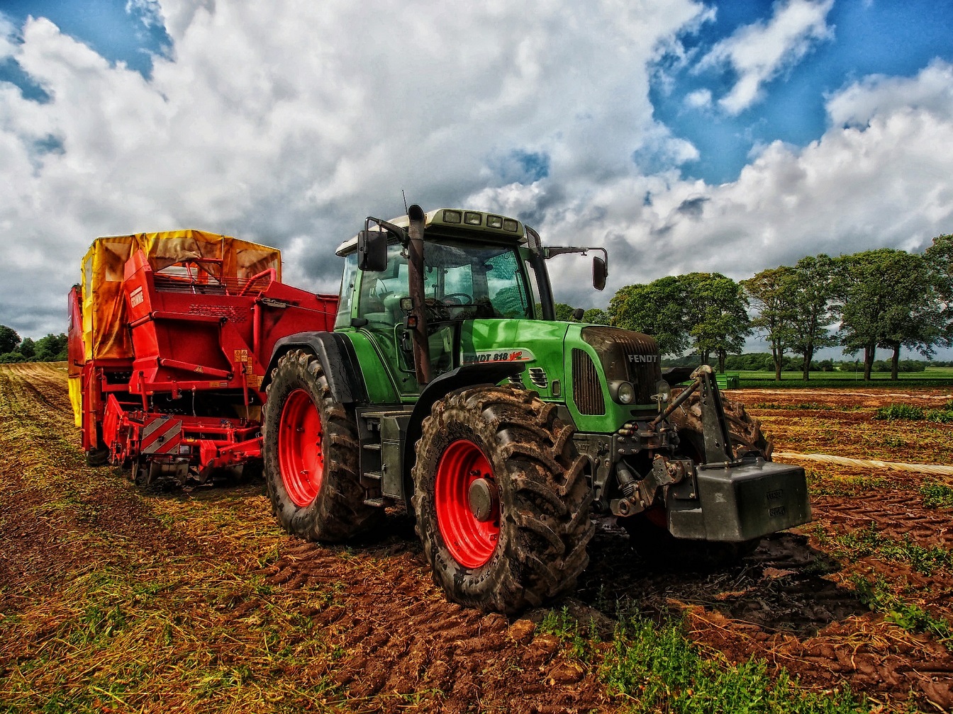 trattore con rimorchio tractor 385681 1920